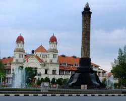 The building also features a monument to honor five employees who gave their lives in the Indonesian War of Independence. It could be seen in front of